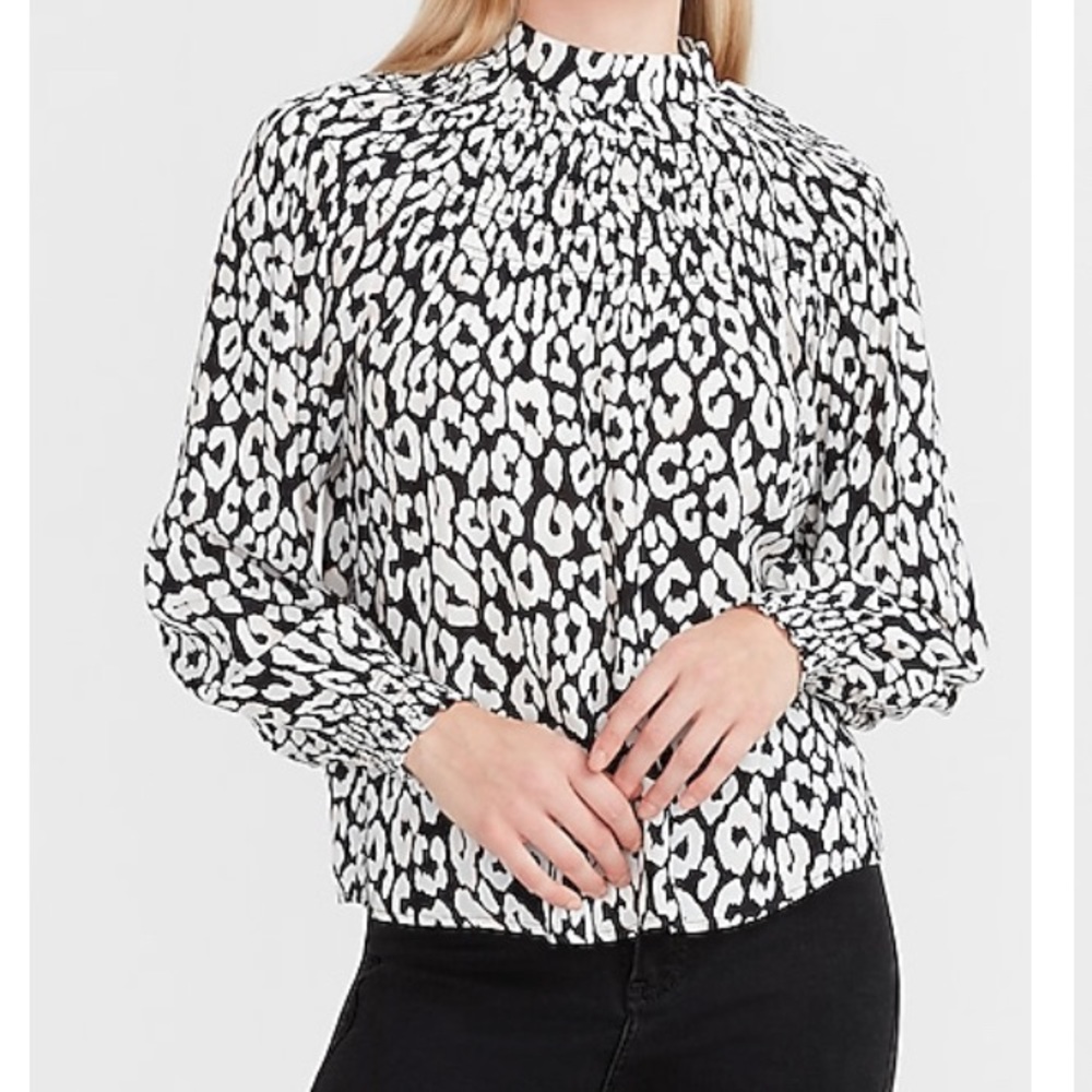 Medium smock neck leopard top - Medium